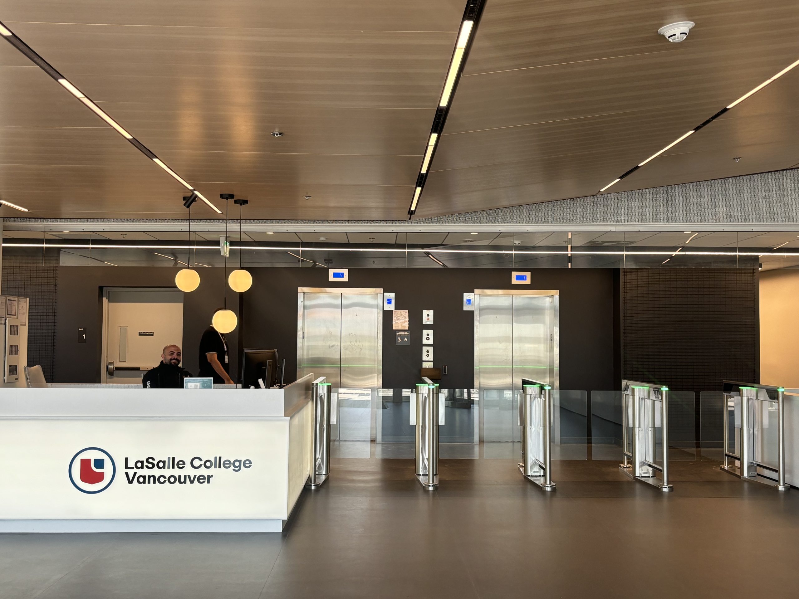 【現地支店サポート付】LCI Language School Vancouver（旧：LAB  Languages Across Borders Vancouver） 8・15・22・29日間
