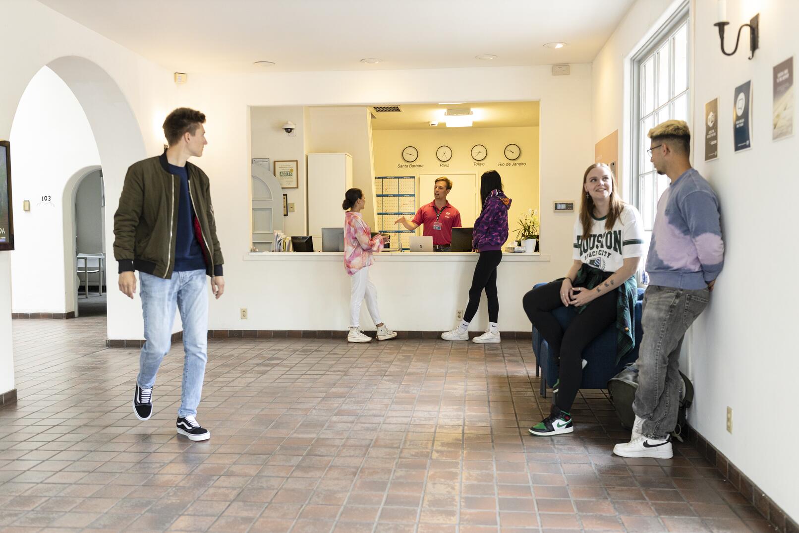 EF サンタバーバラ（EF Santa Barbara） 学生寮宿泊・往復航空運賃込み　15・22・29日間